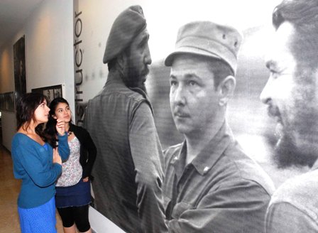 Camila Vallejo visita el Museo Che Guevara en la hist rica Plaza de la 