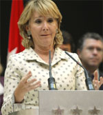 Esperanza Aguirre dirige sus ataques contra Cuba, siguiendo los pasos del expresidente Aznar.