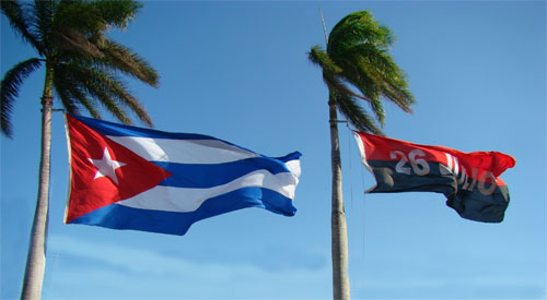 Las banderas cubana y del 26 de Julio ondean en los puntos más altos de la ciudad de Santa Clara.