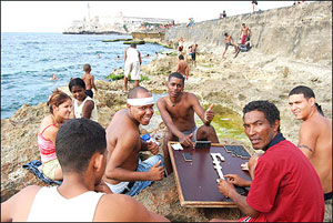 El dominó es un entretenimiento muy extendido entre la población cubana.