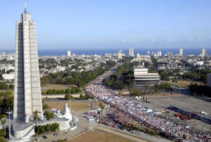 Una imagen que le falta al libro de Vicente Botín. Desfile en La Habana, de apoyo a la Revolución Cubana.