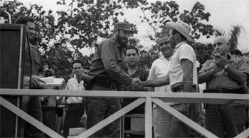 Fidel en el acto por el 26 de Julio en la plaza frente a la INPUD Primero de Mayo. Año 1965.