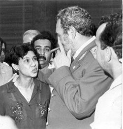 Fidel conversa con Mercedes Rodríguez, en un encuentro informal ocurrido durante el VII Congreso de la UPEC.