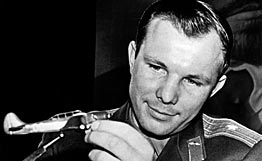 Yuri Gagarin, el primer humano en viajar al Cosmos. Su hazaña marca el Día de la Cosmonáutica.