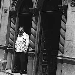 José Lezama Lima a la entrada de su casa, en Trocadero No. 162.