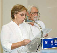 María Eugenia, acompañada de Pablo Armando Fernández, lee el mensaje que envió Antonio Guerrero al Festival Internacional de Poesía de La Habana.