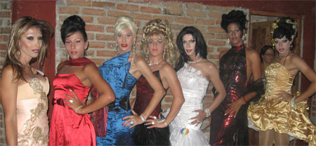 El Mejunje será sede de las acciones por el Día Contra la Homofobia. En la foto concursantes de Miss Travesti 2010; a la izquierda, la vencedora.