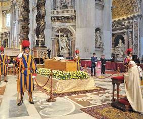 El actual pontífice Benedicto XVI ante el sepulcro del beatificado papa Juan Pablo II.