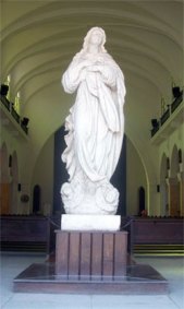 Desde 1995 la virgen se encuentra en la entrada de la Iglesia Catedral de Santa Clara.