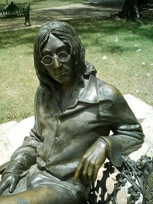 Estatua de John Lennon en parque habanero de El Vedado.